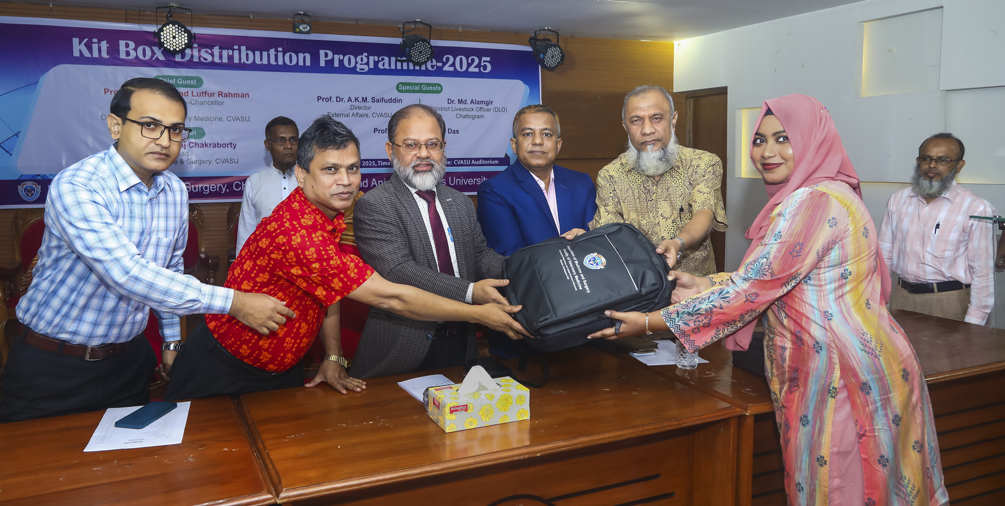 সিভাসু’র ডিভিএম শিক্ষার্থীদের মাঝে ডাক্তারি যন্ত্রপাতি বিতরণ