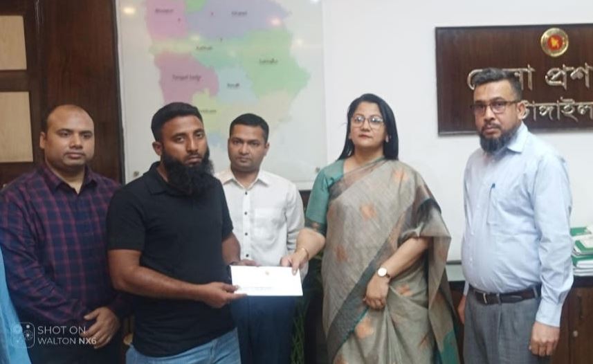 টাঙ্গাইলে সড়ক দুর্ঘটনায় ক্ষতিগ্রস্থদের মধ্যে সহায়তার চেক বিতরণ