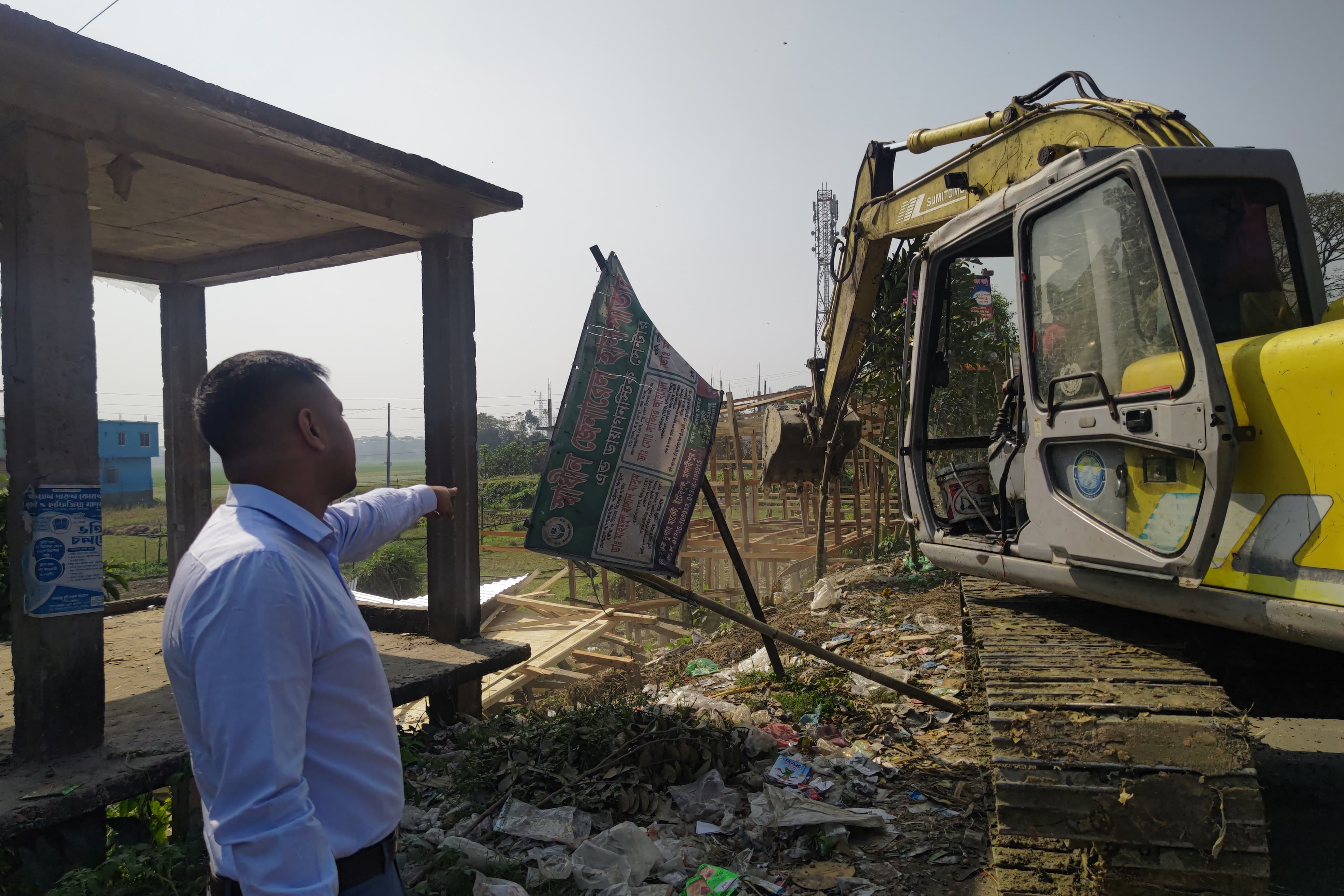 মাদারীপুরে সরকারি জায়গা থেকে অবৈধ স্থাপনা উচ্ছেদ 