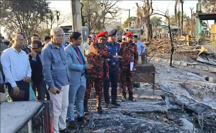 রাঙ্গামাটির সাজেকে অগ্নিকাণ্ডে ক্ষতিগ্রস্ত এলাকা পরিদর্শন পার্বত্য উপদেষ্টার 