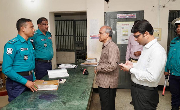 স্বরাষ্ট্র উপদেষ্টার রাজধানীর ৪টি থানা পরিদর্শন, আইনশৃঙ্খলা বাহিনীকে সবসময় সজাগ ও সতর্ক থাকার নির্দেশ 
