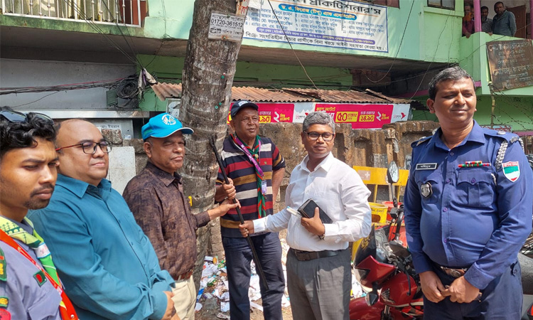 বাগেরহাটে গাছ সুরক্ষায় পেরেক অপসারণ কর্মসূচি