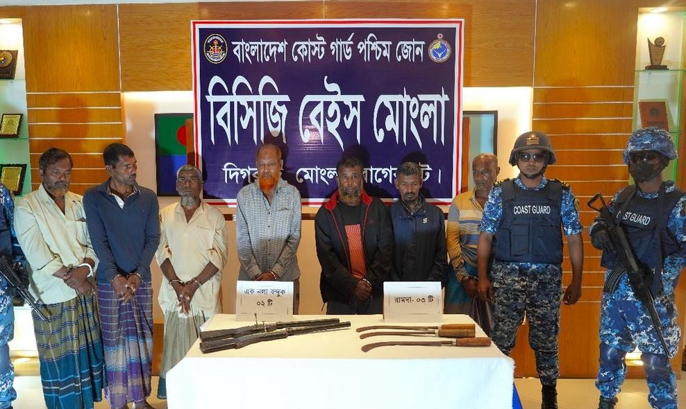 সুন্দরবনে হান্নান বাহিনীর ৭ জলদস্যু আটক, অস্ত্র উদ্ধার