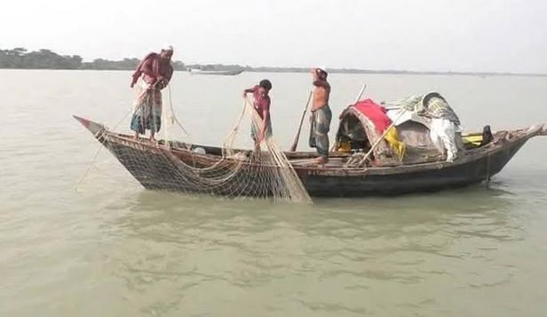 ভোলার মেঘনা ও তেঁতুলিয়া নদীতে আজ মধ্যরাত থেকে মাছ ধরা বন্ধ