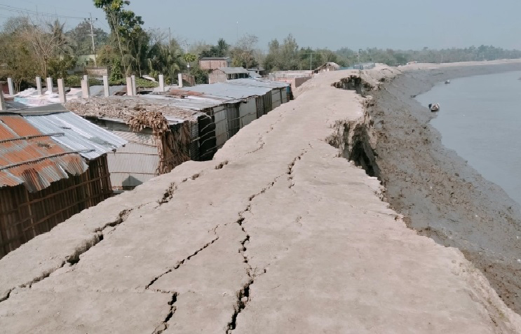 আশাশুনির গোয়ালডাঙ্গা বাজারে বেড়িবাঁধে ভাঙন
