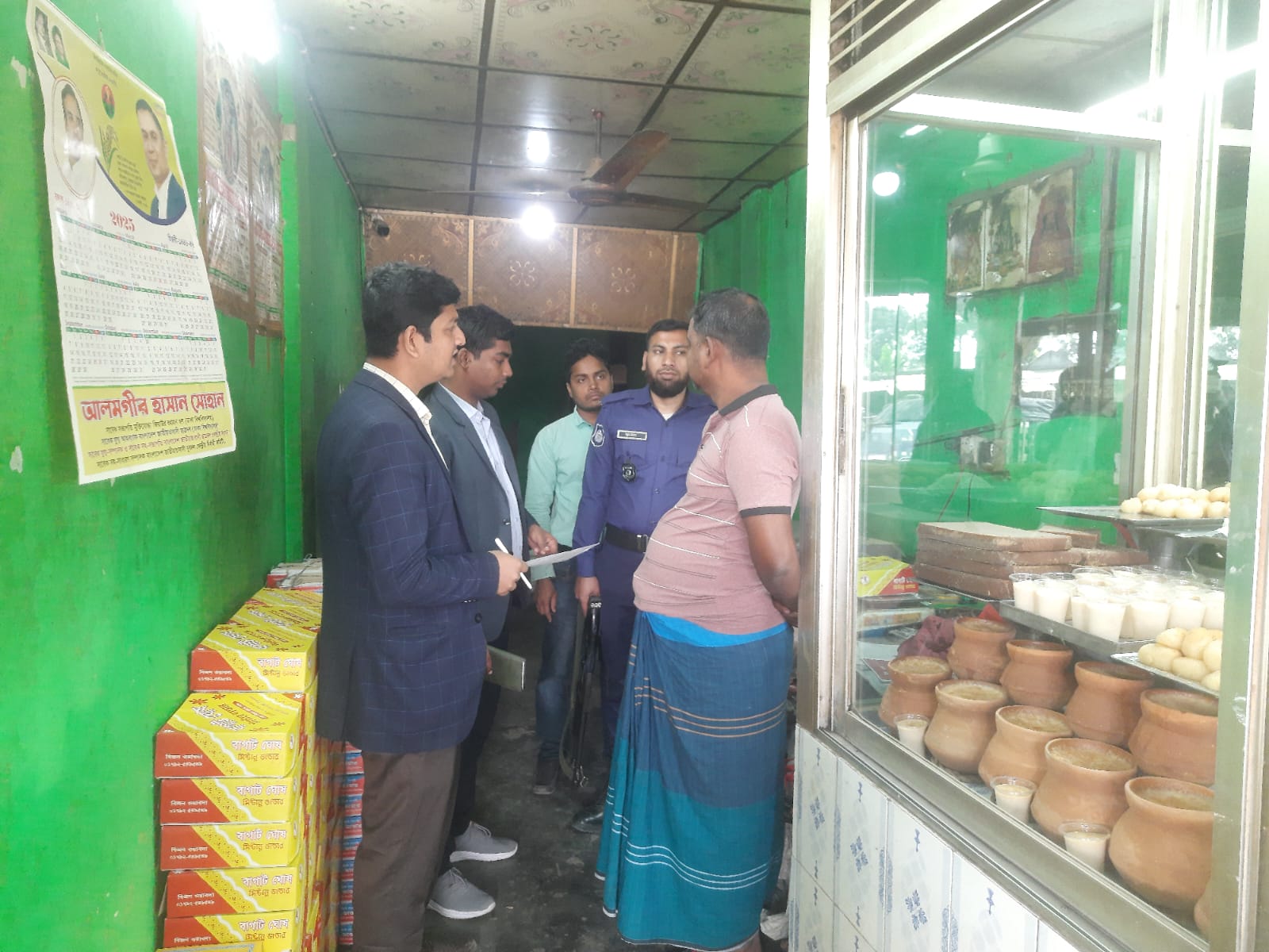 মাগুরায় বিভিন্ন অনিয়মের দায়ে তিনটি ব্যবসা প্রতিষ্ঠানকে জরিমানা