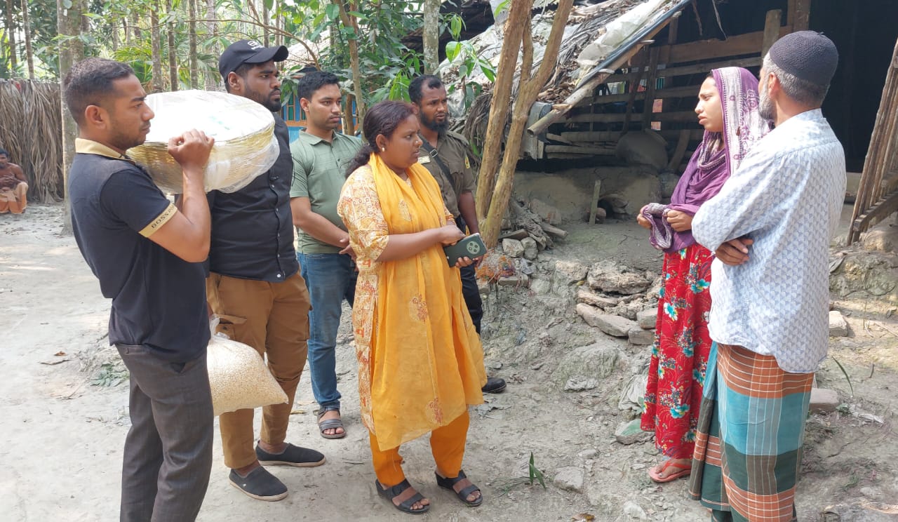 ঝালকাঠিতে চার শহীদের পরিবারকে ইফতার সামগ্রি প্রদান