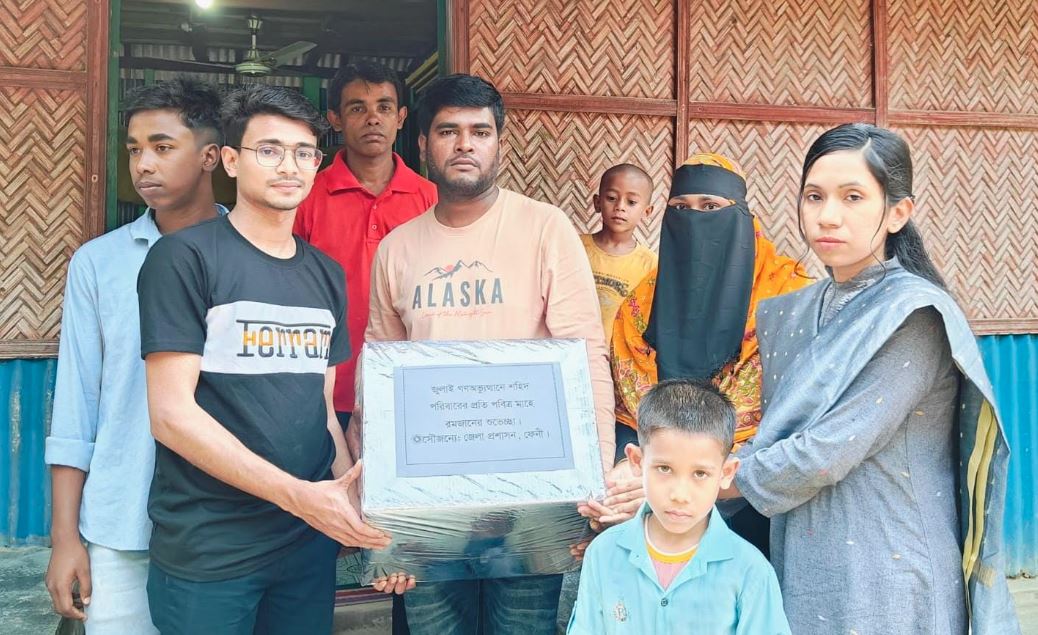 ফেনীতে ১০ শহিদের পরিবারকে ইফতার সামগ্রি প্রদান