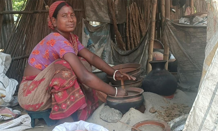 টাঙ্গাইলে ব্যস্ত সময় পার করছে হাতে ভাজা মুড়ি তৈরির কারিগররা