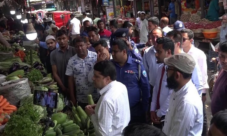রমজানে দ্রব্যমূল্য নিয়ন্ত্রণে রাখতে লক্ষ্মীপুরে জেলা প্রশাসনের অভিযান
