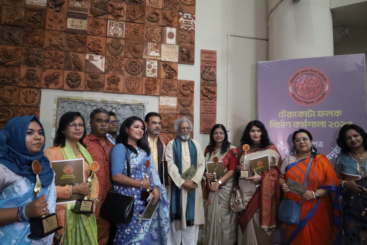 টেরাকোটা ফলক নির্মাণ কর্মশালায় অংশগ্রহণকারীদের সনদপত্র ও পুরস্কার প্রদান
