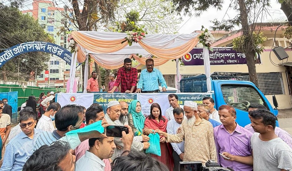 চট্টগ্রামে দ্রব্যমূল্য নিয়ন্ত্রেণে অভিযান, সুলভ মূল্যে দুধ, ডিম ও মাংস বিক্রয় শুরু