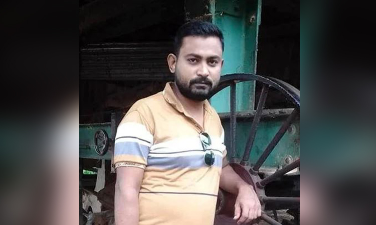 সেলফোনে বাবার ছবি দেখলেই ‘আব্বু যাব’ বলে বায়না ধরে শিশু ইয়াজ