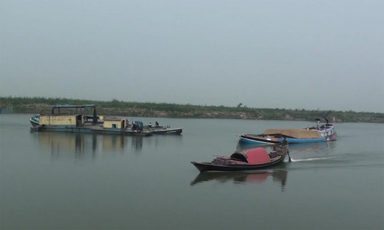 কিশোরগঞ্জের কালনী নদীতে বালু উত্তোলন, বিলীন হচ্ছে ফসলি জমি