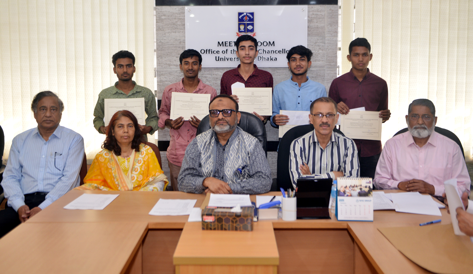 ঢাকা বিশ্ববিদ্যালয়ে দুই ট্রাস্ট ফান্ডের অধীনে ১২ জন শিক্ষার্থীকে বৃত্তি প্রদান