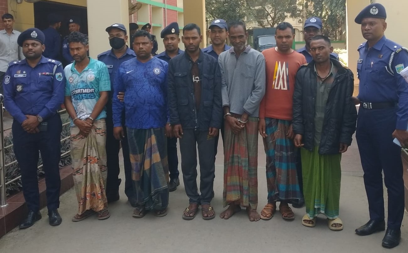 নওগাঁ ও পাবনায় বাস ডাকাতির ঘটনায় ছয় ডাকাত গ্রেফতার    