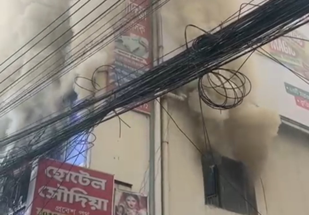 শাহজাদপুরে বহুতল ভবনের হোটেল বা পার্লার থেকে আগুনের সূত্রপাত হতে পারে: ফায়ার সার্ভিস