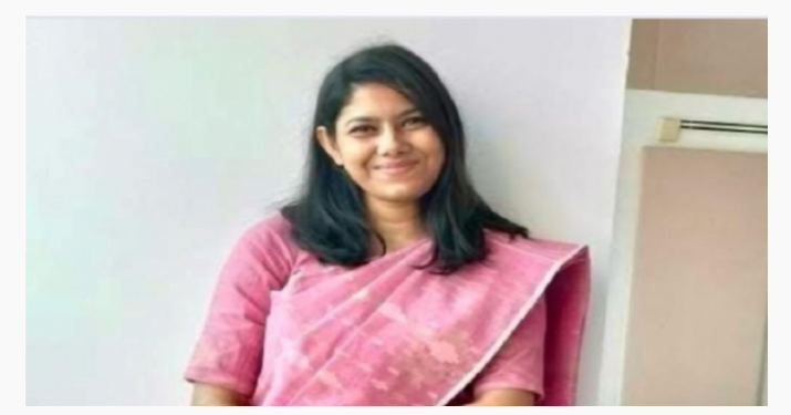 বাগেরহাটে বাবা জজ কোর্টের তৃতীয় শ্রেণির কর্মচারী, মেয়ে হলেন সহকারী জজ