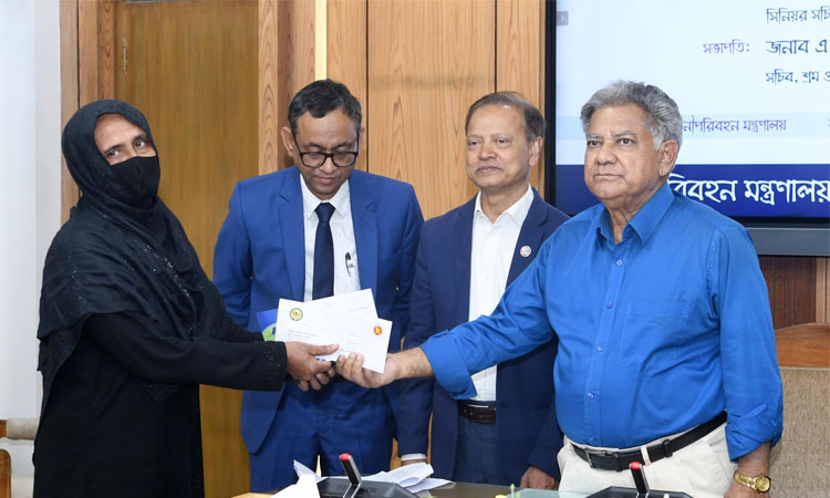 মেঘনা নদীতে হত্যাকাণ্ডে নিহত নৌযান শ্রমিকদের পরিবারকে আর্থিক সহায়তা প্রদান