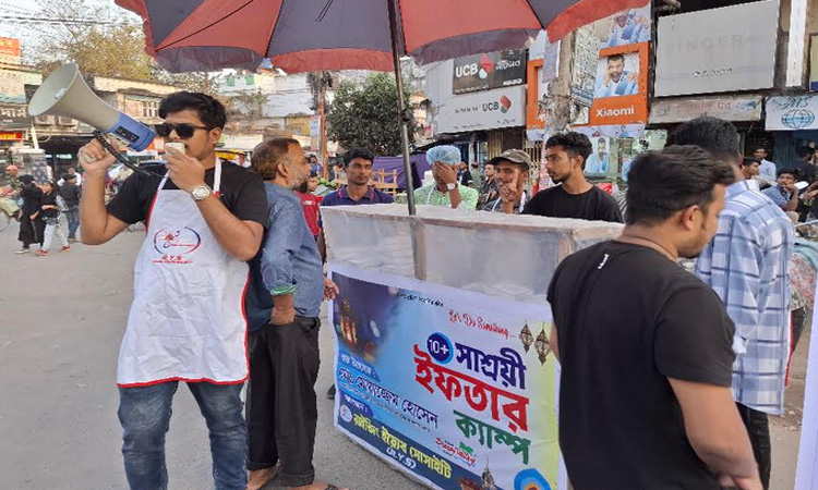 ঝিনাইদহে তরুণদের ব্যতিক্রম উদ্যোগ: শ্রমজীবী মানুষের জন্য ১০ টাকায় ইফতার