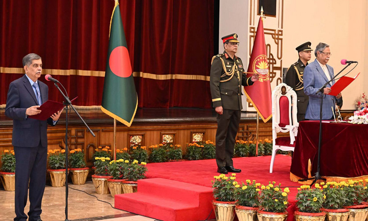 উপদেষ্টা হিসেবে শপথ নিলেন অধ্যাপক আবরার