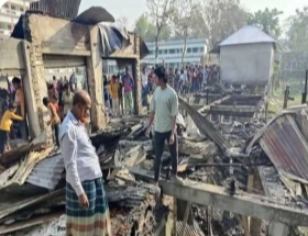 ফরিদপুরে অগ্নিকাণ্ডে ১০টি দোকান পুড়ে ছাই
