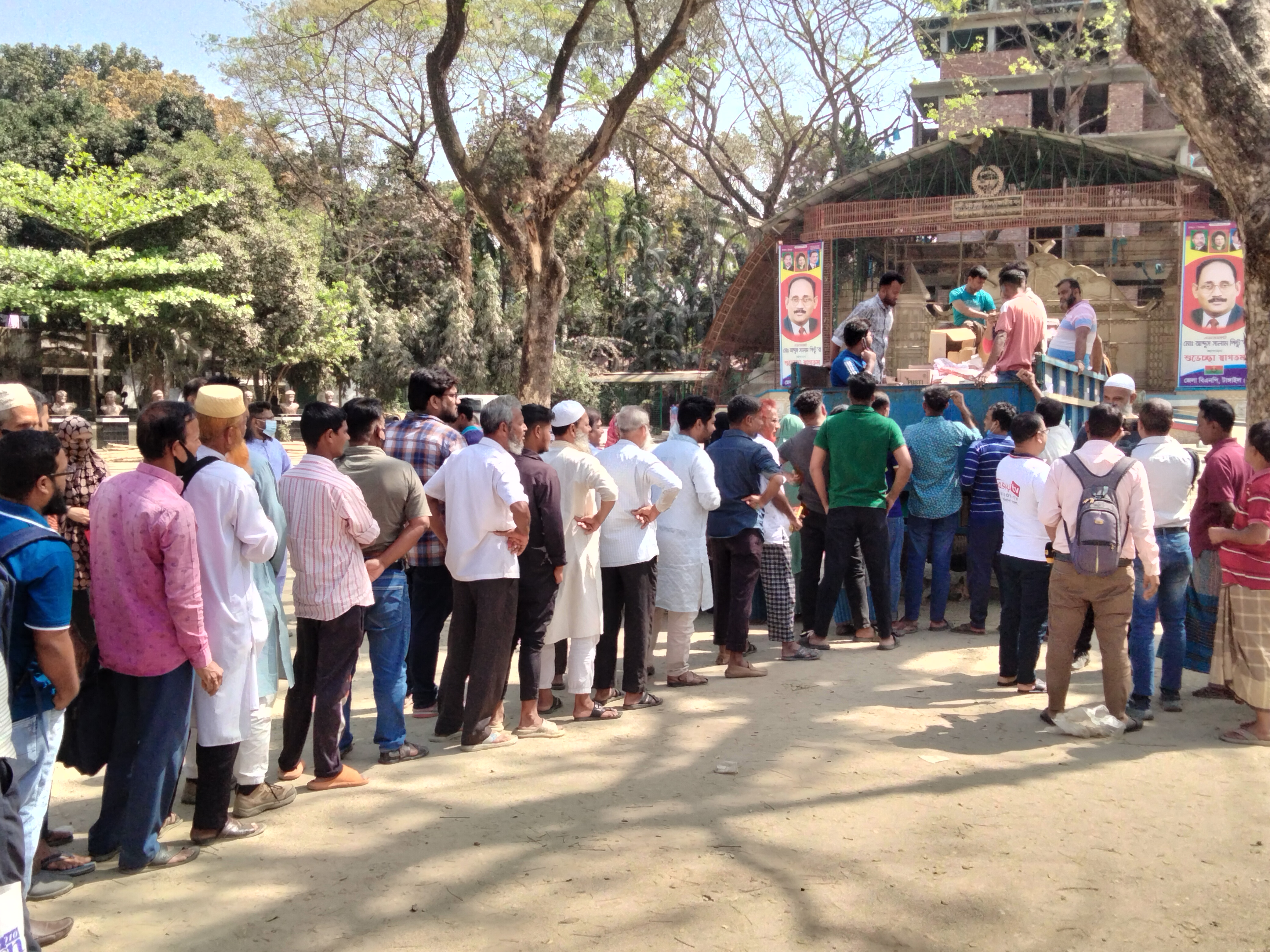 টাঙ্গাইলে ট্রাকে টিসিবির পণ্য বিক্রি শুরু