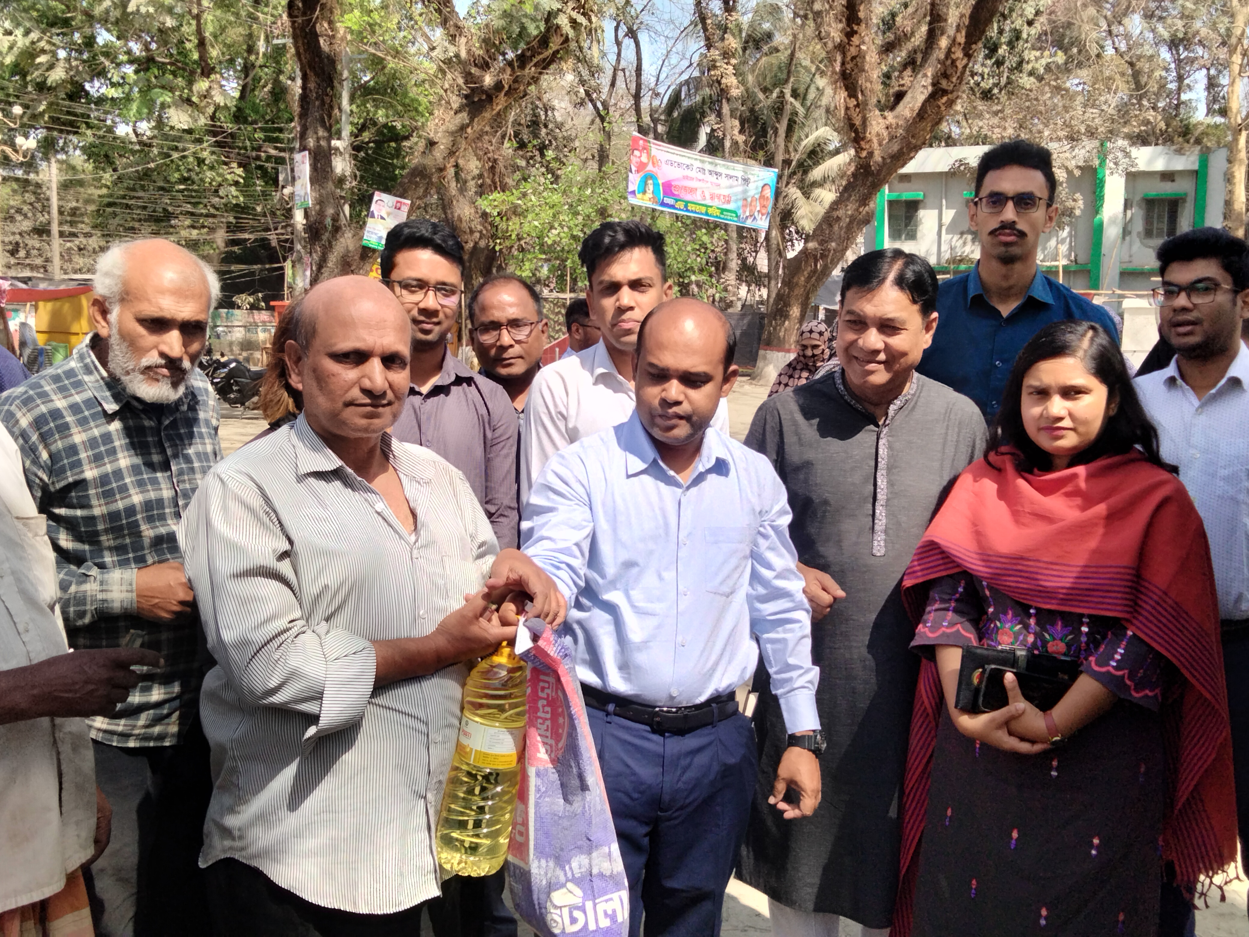 টাঙ্গাইলে ট্রাকে টিসিবি’র পণ্য বিক্রি শুরু