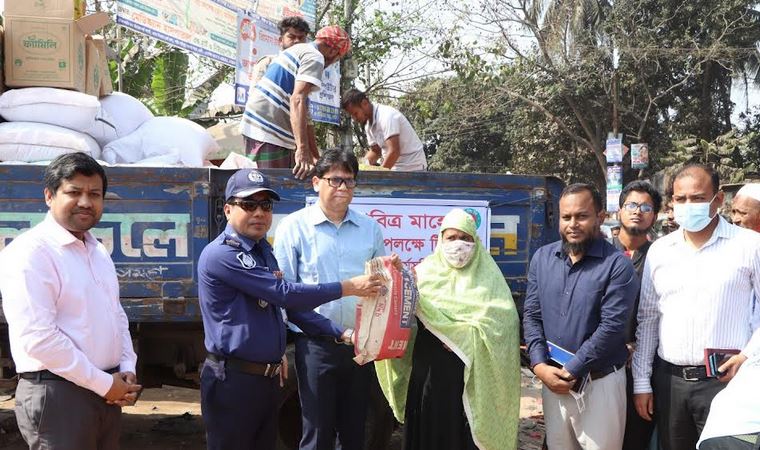 ফেনীতে ট্রাকে করে টিসিবির পণ্য বিক্রি শুরু