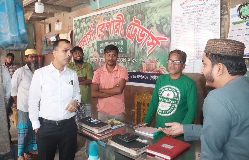 আকস্মিক বাজার পরিদর্শনে চাঁদপুর জেলা প্রশাসক