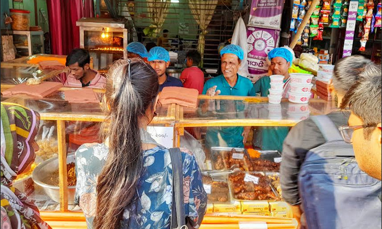 লালমনিরহাটে জমজমাট ইফতার বাজার