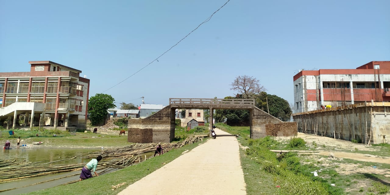 সংযোগ সড়ক না থাকায় ১৫ বছরেও এলাকাবাসী সেতুটি ব্যবহার করতে পারেনি 