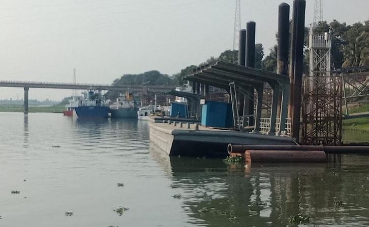 বাঘাবাড়ি নৌ-বন্দরে নাব্যতা সংকটে ভিড়ছে না বড় জাহাজ 