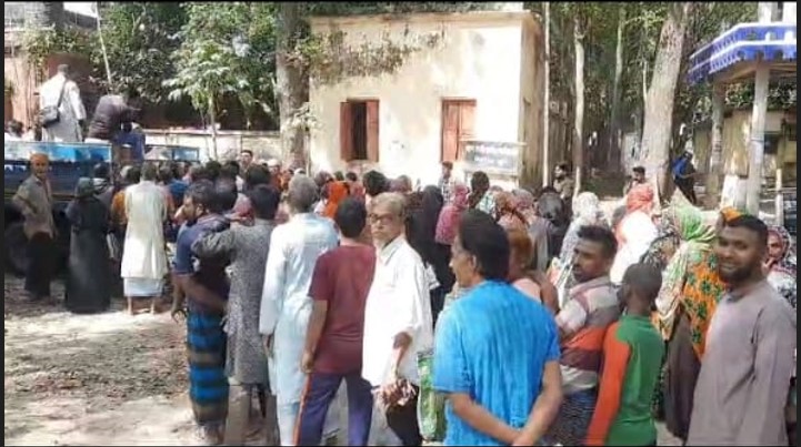 সাতক্ষীরায় টিসিবির পণ্য বিক্রি চলছে