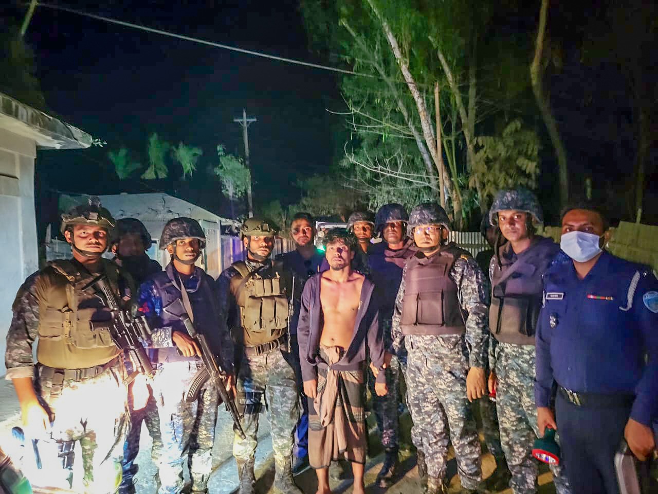 বাংলাদেশ নৌবাহিনী-পুলিশের অভিযানে টেকনাফ থেকে কুখ্যাত ডাকাত আটক