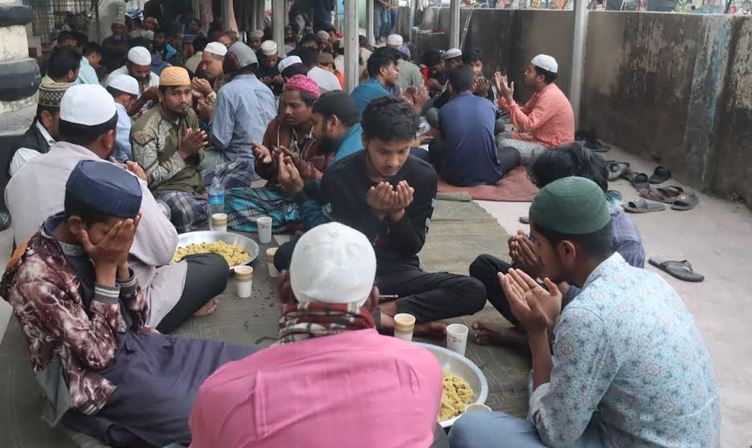 পথচারীদের কথা ভেবে প্রতিদিন ৩০০ জনের ইফতার আয়োজন করেন মসজিদ কর্তৃপক্ষ 