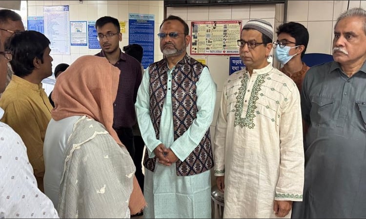 অধ্যাপক ড. আরেফিন সিদ্দিককে দেখতে হাসপাতালে ঢাবি উপাচার্য 