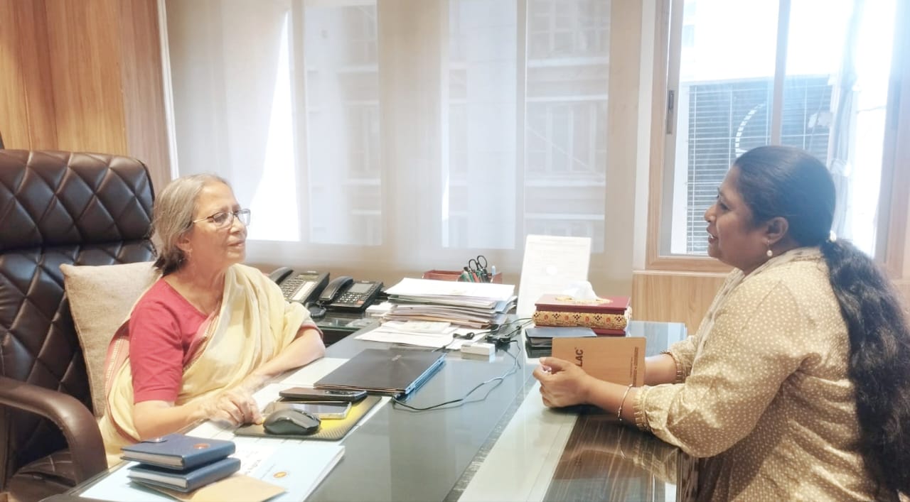 বাসস প্রতিনিধি সেলিনা শিউলীর সঙ্গে কথা বলছেন উপদেষ্টা ফরিদা আখতার। ছবি: বাসস