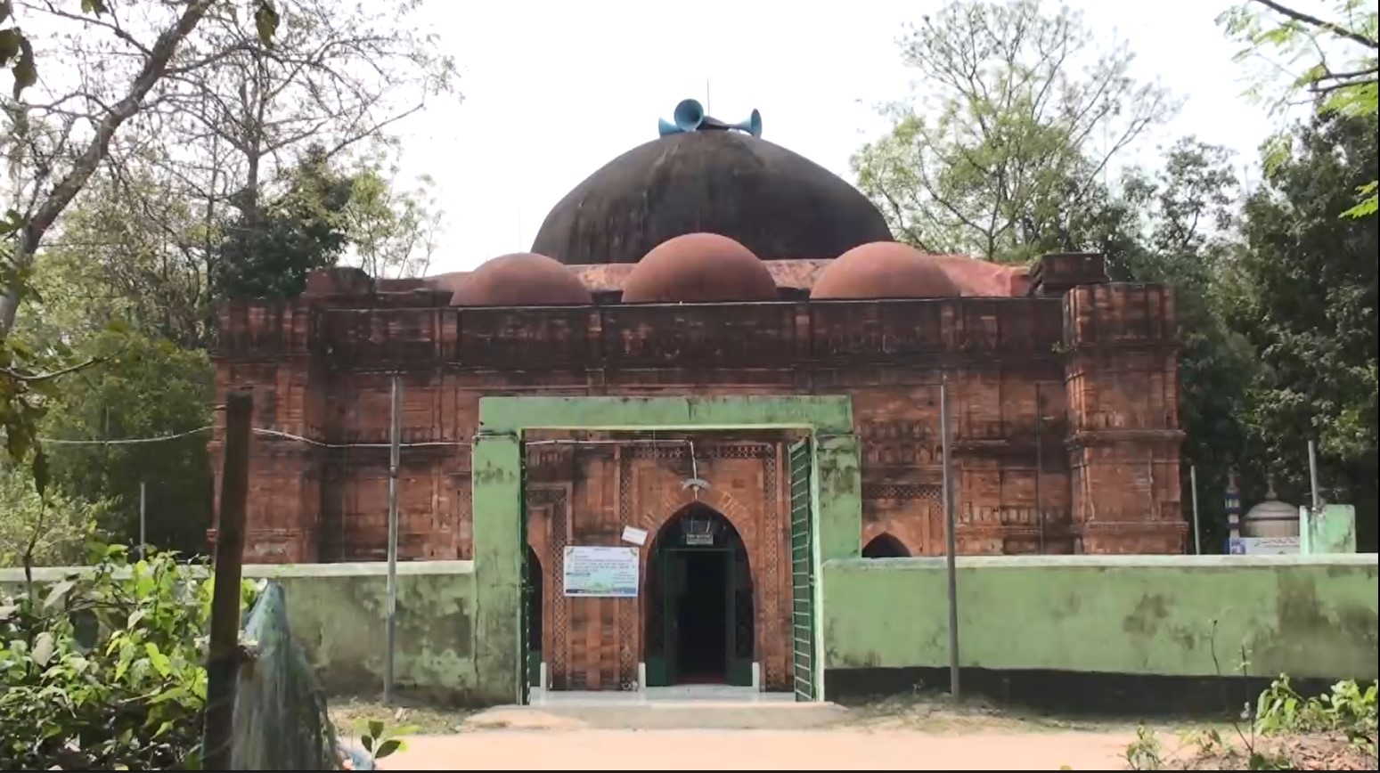 ঐতিহাসিক প্রবাজপুর শাহী মসজিদ মুসলিম স্থাপত্য শিল্পের এক অনন্য নিদর্শন