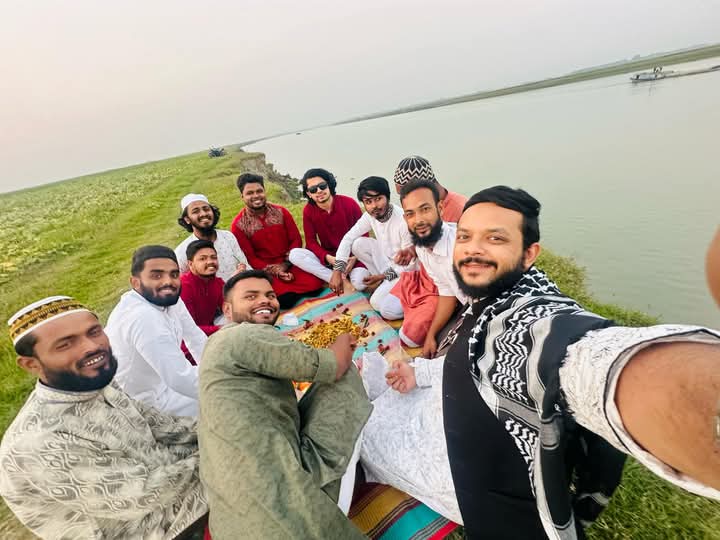 হাওরে ধনু নদীর পাড়ে ইফতার
