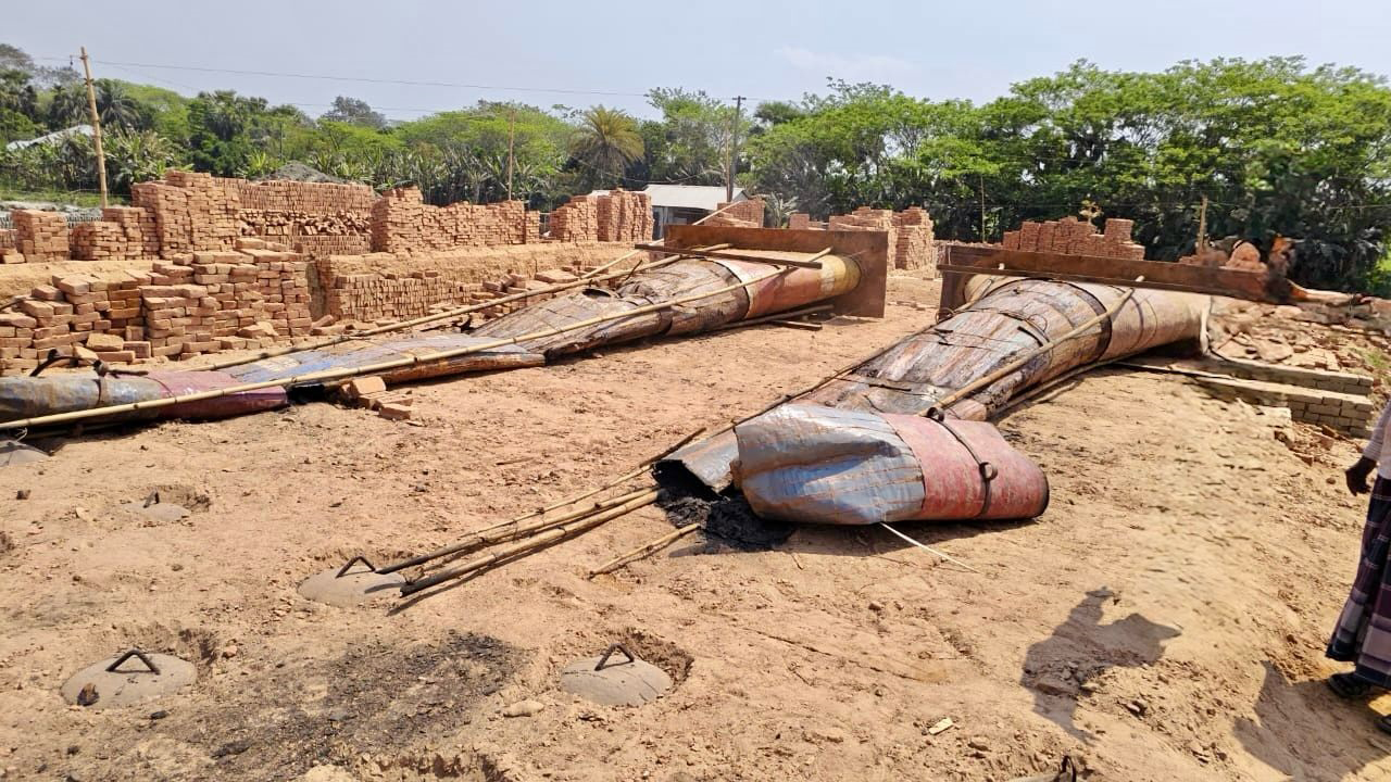 পটুয়াখালীতে ৪টি ইটভাটা গুঁড়িয়ে দেওয়া হয়েছে