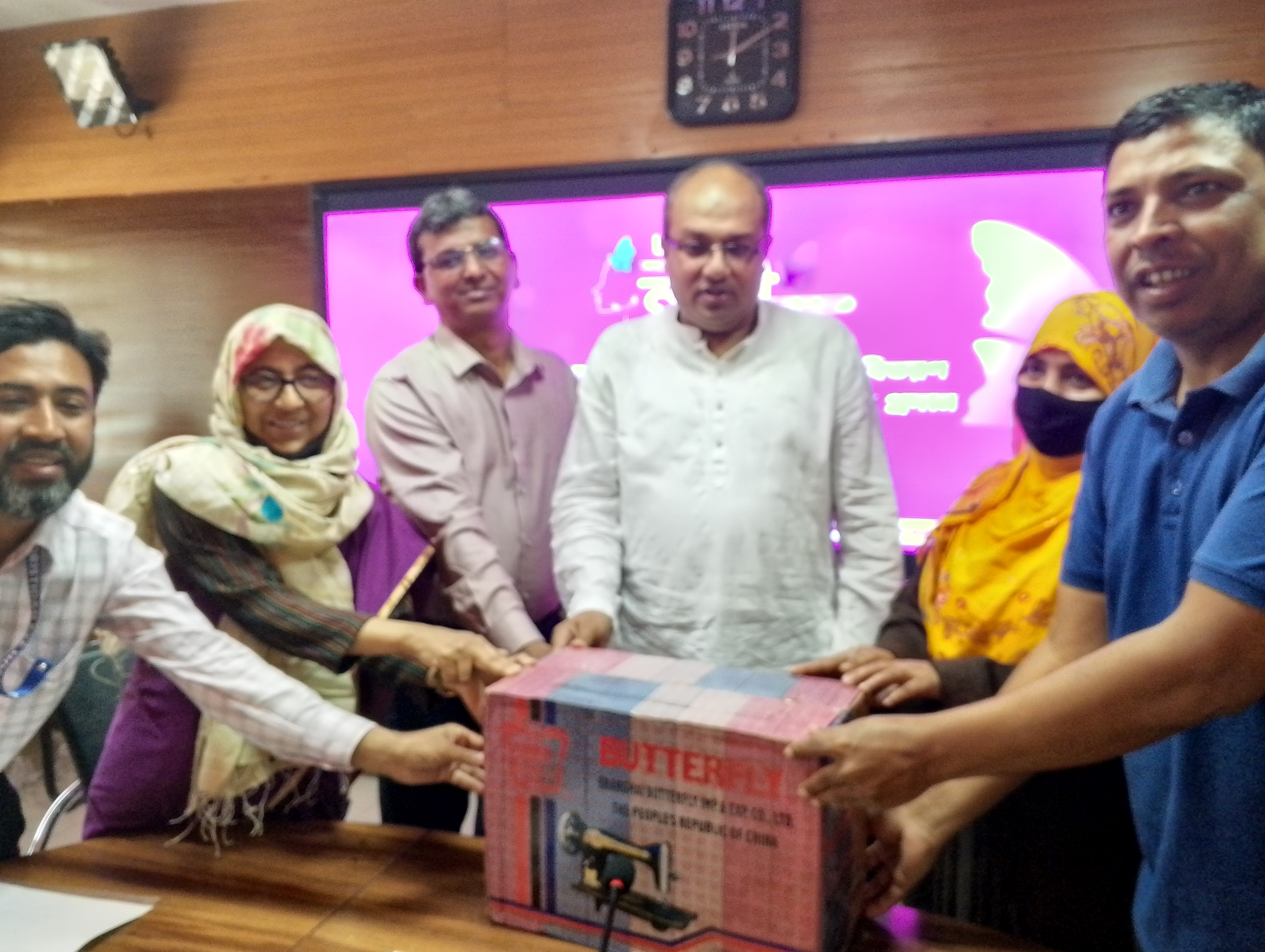 বাগেরহাটে প্রশিক্ষণ প্রাপ্ত নারীদের মধ্যে সেলাই মেশিন বিতরণ 