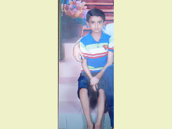 শহীদ হাফেজ অন্তরের ছবি নিয়ে এখনও রাস্তায় দাঁড়িয়ে থাকেন বাবা