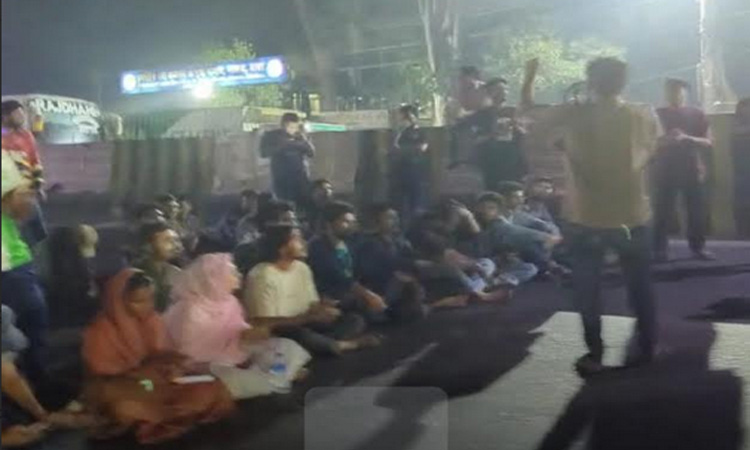 ধর্ষকের শাস্তির দাবিতে সাভারে ঢাকা-আরিচা মহাসড়ক অবরোধ জাবি শিক্ষার্থীদের 