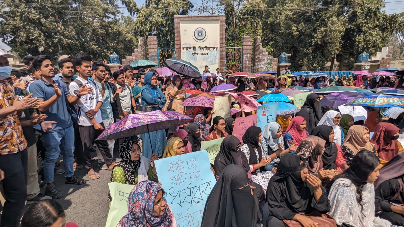 রাবি শিক্ষার্থীদের সড়ক অবরোধ, ট্রাইব্যুনাল করে ধর্ষকদের বিচার দাবি