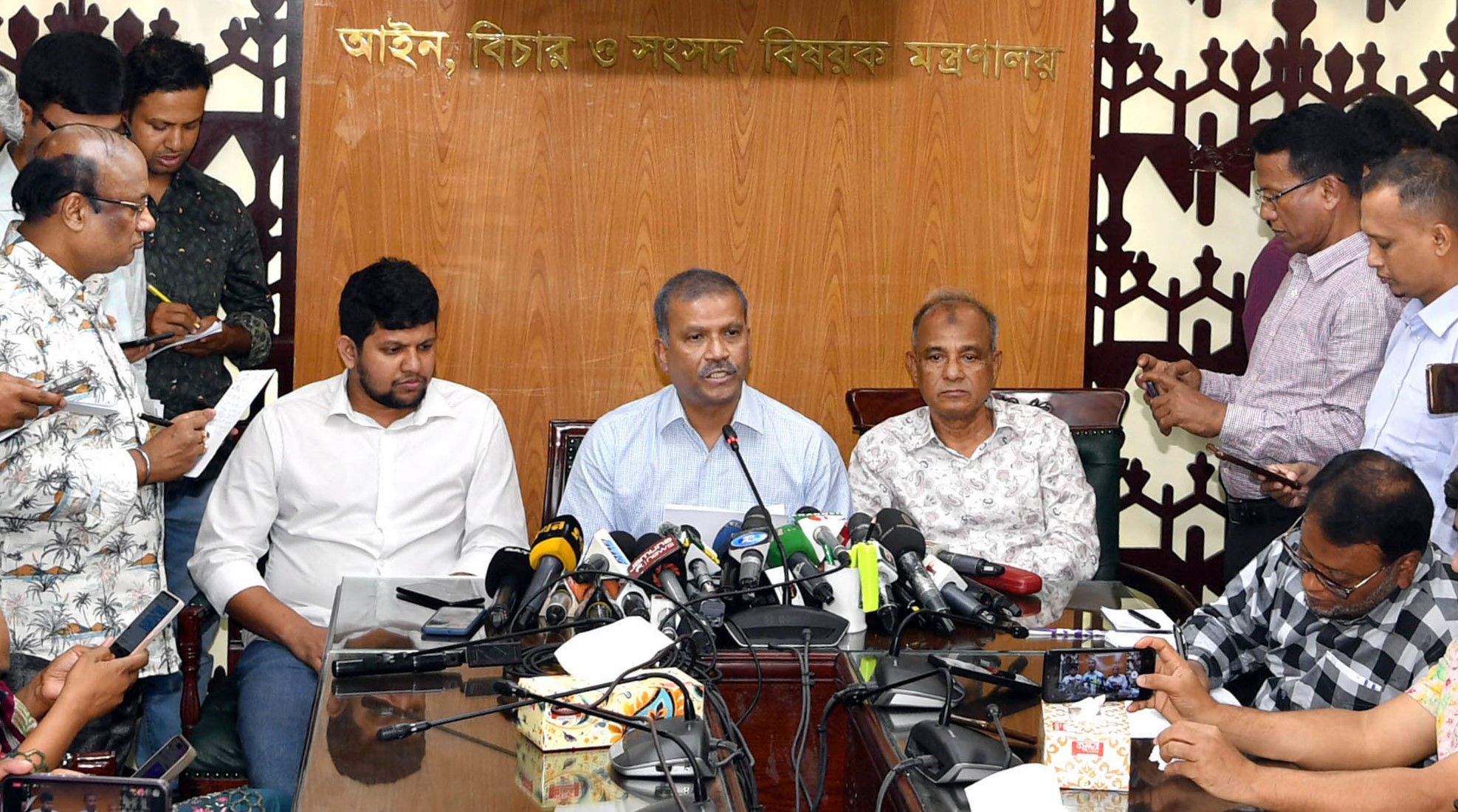 নারীর প্রতি সহিংসতা-নৈরাজ্যের বিরুদ্ধে ‘অত্যন্ত কঠোর’ হচ্ছে সরকার : আইন উপদেষ্টা