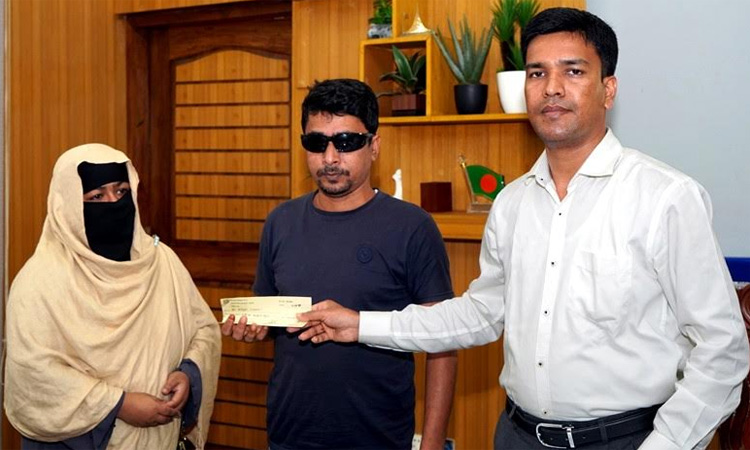 রংপুরে জুলাই বিপ্লবে আহতদের মাঝে অনুদানের চেক বিতরণ 
