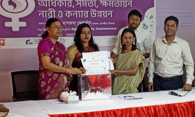সাতক্ষীরার তিন অদম্য নারীকে সংবর্ধনা