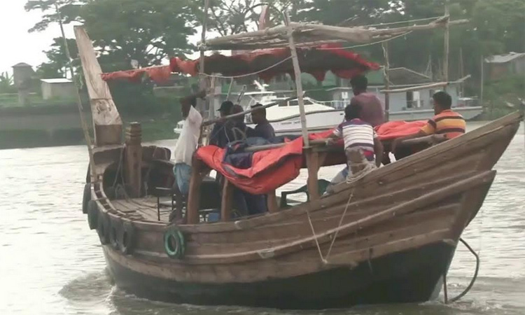 লক্ষ্মীপুরে ১৬ জেলেকে জরিমানা