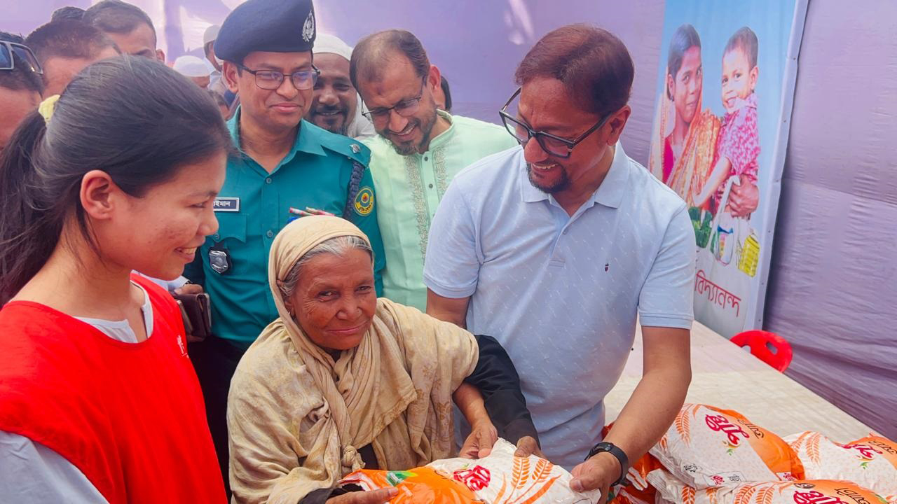 চট্টগ্রামে দুস্থরা এক টাকায় পাচ্ছেন বিদ্যানন্দের হাজার টাকার বেশি পণ্য